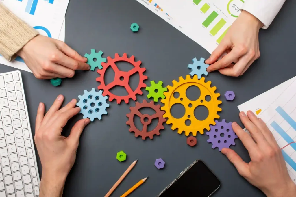 personas poniendo engranajes para que todo funcione