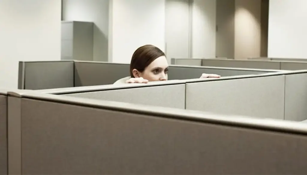 persona escondiéndose