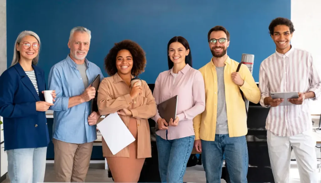 La salud mental de los colaboradores debería ser una prioridad, ya que se espera que las empresas mantengan unos niveles de responsabilidad social más elevados. Esto es especialmente cierto en los contact centers, donde el tratamiento diario de las quejas y los problemas de los clientes puede resultar especialmente estresante y dar lugar a altos niveles de agotamiento. Las investigaciones demuestran que problemas de salud mental como el estrés, la depresión y la ansiedad son la causa del 44% de los problemas de salud relacionados con el trabajo, por lo que es más importante que nunca cuidar el bienestar de los empleados. El entorno emocional de los centros de contacto puede tener un efecto agotador en sus empleados, ya que asesoran sobre asuntos personales delicados a sus clientes. En el marco del Día Mundial de la Salud Mental, veremos algunas medidas que puede adoptar para mejorar la moral de los empleados y la salud mental de su equipo en los centros de contacto. La importancia de la rotación de tareas Atender diariamente las llamadas de los clientes puede ser agotador. La gestión de reclamos puede tener un impacto negativo sobre los empleados, tanto mental como emocionalmente, a lo largo del día si no hay espacio para el descanso. Saltar de una llamada a otra, con clientes insatisfechos, puede empezar a pasar factura. Ofrecer a sus empleados tareas rotativas, en diferentes canales de atención al cliente, puede darles el respiro que necesitan para mantener la máxima calidad de atención al cliente a lo largo del día. Esto también garantizará que su mente permanezca centrada en la tarea, ya que se encontrarán con diferentes problemas regularmente. Comunícate con tus consultores y encuentra la rutina que mejor se adapte a tu empresa. Rotar los canales cada hora, por ejemplo, podría ser la mejor manera de mantener un alto nivel de disponibilidad de llamadas al tiempo que permite a los empleados descansar. O tal vez introducir diez minutos de trabajo administrativo o de comunicación sin llamadas, como correos electrónicos y chats en directo cada hora, proporcionaría los mejores resultados, dando a sus empleados un respiro de las llamadas seguidas. La repetición puede ser agotadora, más aún cuando el contenido de cada comunicación es pesado. Prevenir el agotamiento de los colaboradores mediante el reconocimiento de las rutinas de trabajo perjudiciales puede hacer que su empresa sea más eficiente, mantenga un alto nivel de servicio al cliente y haga de su lugar de trabajo un mejor entorno. Aplicar la meditación También puedes poner en marcha sesiones de bienestar para aumentar la moral de los colaboradores y las técnicas de gestión del estrés. Las clases de meditación en directo, que pueden impartirse tanto en la oficina como a través de los canales Zoom o Teams, ofrecen a los empleados las herramientas necesarias para gestionar su propio estrés en el lugar de trabajo. La meditación también puede potenciar la concentración, el enfoque y la empatía, todos ellos atributos valiosos en los centros de contacto. Practicar la meditación y las técnicas de respiración en grupo no sólo hará que los empleados se sientan más cómodos entre ellos, sino que también puede fomentar la unión del equipo. Reuniones personales Asegurarse de que mantiene reuniones periódicas con sus empleados es importante para gestionar el bienestar mental en el lugar de trabajo. Celebrar reuniones con cada uno de los empleados puede ayudar a identificar los problemas y el posible agotamiento y a establecer nuevas rutinas y medidas para gestionarlo. Estas reuniones deben ser situaciones sin presión y en entornos neutrales. En lugar de celebrar la reunión en una oficina, prueba con un comedor para el personal, una cafetería o una videollamada para los trabajadores a distancia. Como empresa, a veces puede resultar difícil reconocer los signos de agotamiento y los problemas de cada miembro del equipo. Esto es aún más cierto en el caso de los trabajadores híbridos y remotos, ya que las interacciones cara a cara son limitadas. Asimismo, es posible que sus empleados no se sientan cómodos pidiéndole ayuda con sus problemas de salud mental, por lo que organizar reuniones periódicas puede ayudar a proporcionar un espacio seguro para que los empleados comuniquen sus emociones. Es importante para la salud mental de los empleados asegurarse de que están formados en las habilidades necesarias para reconocer y tratar el agotamiento. La formación en compasión puede facilitar a los trabajadores la comunicación de sus necesidades. Es importante asegurarse de formar parte de la estructura del equipo para poder conectar con el personal y abrir el diálogo sobre la salud mental en el lugar de trabajo. Apoyar a los empleados mediante planes de asistencia para la salud mental Puedes abrir más el debate sobre la salud mental en el lugar de trabajo asegurándote de que tu empresa ofrece programas y planes de asistencia eficaces para los empleados. Ofrecer acceso a asesoramiento, servicios de apoyo y recursos de asesoramiento puede mejorar el bienestar de los empleados, ya que disponen de medios para encontrar apoyo y orientación. El asesoramiento especializado y el acceso a la orientación son especialmente importantes en una época en la que las listas de espera del NHS para la salud mental son largas. Garantizar que la empresa cuenta con asociaciones sólidas con proveedores de servicios de salud mental puede ayudar a impulsar el bienestar de los trabajadores, así como a establecer que la empresa tiene conciencia social. Proporcionar profesionales con los que los empleados puedan hablar de forma confidencial puede eliminar la presión añadida de abrir conversaciones con los superiores jerárquicos, al tiempo que se obtiene la orientación necesaria tanto dentro como fuera del trabajo. Comprender a tus empleados, sus necesidades y los signos de agotamiento es importante para el éxito de tu centro de llamadas. Al tratarse de una función centrada en el cliente, a menudo es fácil pasar por alto los problemas de los empleados, pero una plantilla feliz puede dar lugar a un servicio de atención al cliente de mayor calidad y satisfacción. Invertir en asociaciones, sesiones de bienestar y formación de gestión puede contribuir a apoyar a sus empleados en su esfuerzo por ayudar a los demás. Este es un artículo de Julie Mcintosh, Directora de Cultura de Kura, la mayor empresa independiente de subcontratación del Reino Unido.